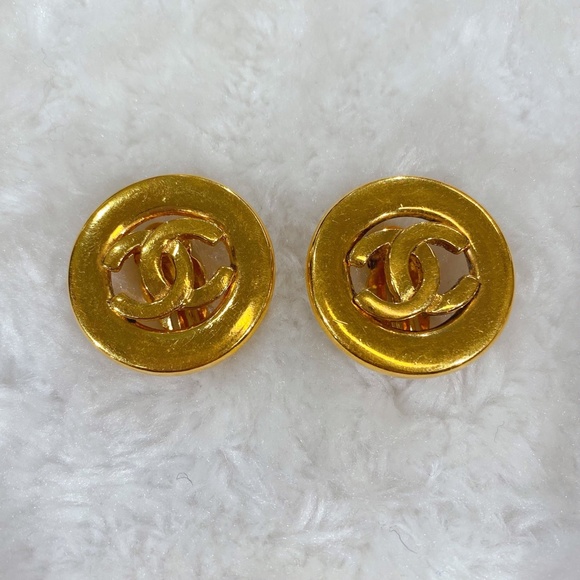 Chanel gold double C logo Earrings - Picture 6 of 9
